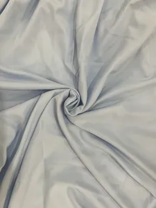 Vue macro détaillée d'un tissu de robe bleu clair montrant un drapé et une texture
