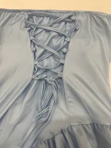 Vue détaillée d'une robe d'été bleu clair avec un design à lacets élégant dans le dos.