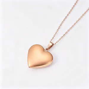 Detailaufnahme eines herzförmigen Medaillon-Anhängers in poliertem Roségold-Finish
