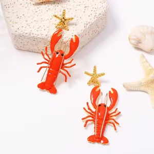 Detailansicht einzigartiger roter Emaille-Hummer und Gold-Seestern-Ohrhänger für Damen