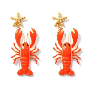 Makro-Detailansicht der einzigartigen orangefarbenen Emaille-Hummer-Ohrringe für Damen