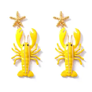 Detailansicht der gelben Hummer-Ohrringe mit goldenen Seesternen für den Strandlook