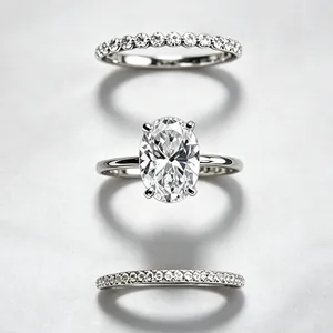 Elegante driedelige sprankelende zirkonia ringenset voor dames in een gedetailleerde opname