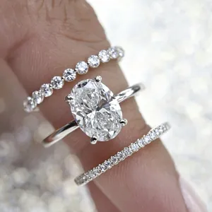 Detailopname van een prachtige 3-delige ringenset met grote ovale zirconia