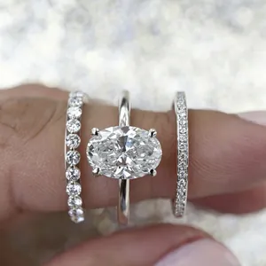 Macro-opname van een luxe driedelige zilveren ringenset met ovale zirkoonstenen