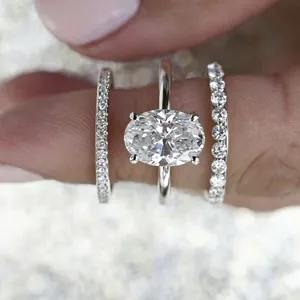 Detailopname van een prachtige driedelige zirkonia ringenset met ovale steen
