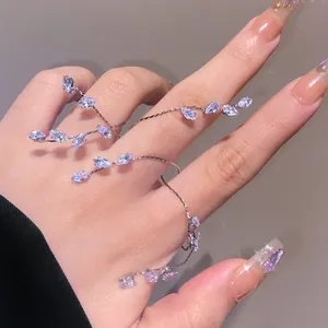 Primo piano di una scintillante catena da dito con foglie in zircone per un look chic