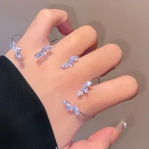Primo piano di un elegante bracciale ad anello con foglie di zirconi in finitura argento