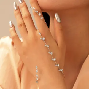 Dettaglio ravvicinato dell'elegante bracciale con catena da dito a foglia di zircone