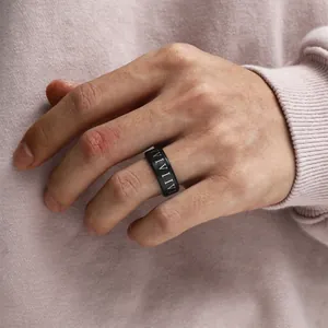 Minimalistischer schwarzer Edelstahlring für Herren mit Gravur römischer Ziffern