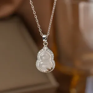 Elegante Silberhalskette mit weißem Flaschenkürbis-Anhänger und Steinbesatz