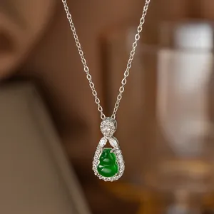 Elegante Silberkette mit grünem Jade-Stil Kürbis-Anhänger und funkelnden Kristallen