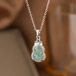 Eleganter silberner Flaschenkürbis-Anhänger mit grünen Steinen und Kristallen