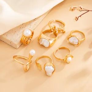 Detailansicht des unregelmäßigen Barockperlen-Ring-Sets im goldenen geometrischen Vintage-Stil.