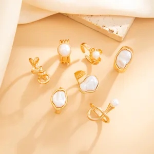 Nahaufnahme eines goldfarbenen Barockperlen-Ring-Sets mit unregelmäßigem Design für Damen