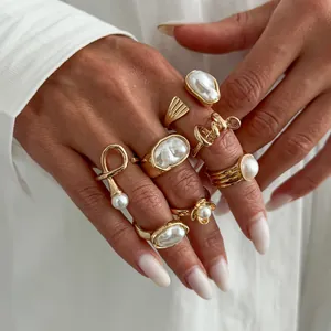 Elegantes Barockperlen-Ring-Set mit unregelmäßigen vergoldeten geometrischen Designs