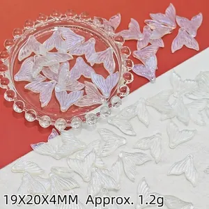 Détail macro de breloques en queue de sirène irisées pour la création de bijoux DIY