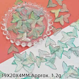 Gros plan de perles en queue de sirène irisées pour accessoires de bijoux DIY artisanaux
