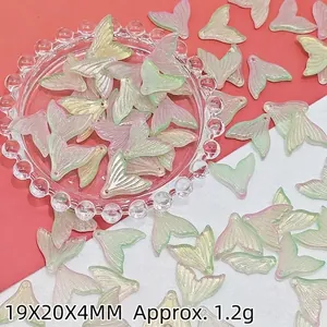 Gros plan de pendentifs en queue de sirène en verre irisé pour la création de bijoux DIY