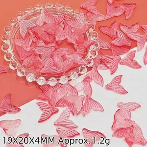 Gros plan de pendentifs en verre rose en forme de queue de poisson perles pour bijoux