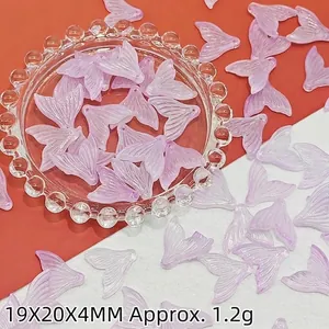 Vue détaillée de pendentifs queue de poisson violet clair pour bijoux DIY, 19x20x4mm.