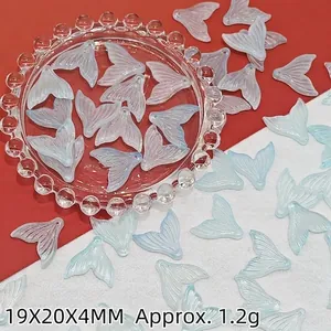 Détail de pendentifs en queue de sirène 19x20x4mm pour la création de bijoux DIY.