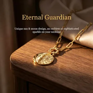 Detailansicht der goldenen Sonnen- und Mond-Halskette mit funkelnden Zirkoniasteinen