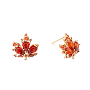 Elegantes pendientes de hoja de arce con circonita naranja y un acabado en oro