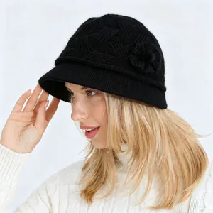 Vista lateral de un elegante gorro de punto negro para mujer con detalle de flor lateral