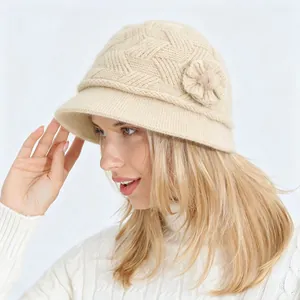 Elegante sombrero cloché de invierno de punto beige para mujer con flor 3D en modelo