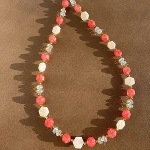 Nahaufnahme der farbenfrohen Naturstein-Perlenkette mit hexagonalen Perlen