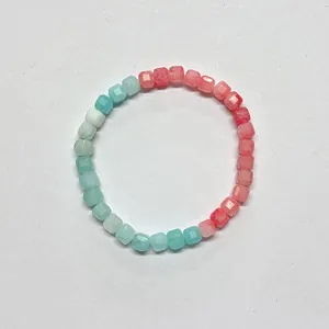 Draufsicht auf ein buntes Naturstein-Perlenarmband mit quadratischen Perlen