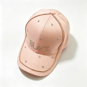 Cappellino da baseball rosa fashion con scritta 'BLACK' in strass e dettagli a catena