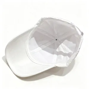 Vista interna dettagliata di un cappellino da baseball bianco con cinturino regolabile.