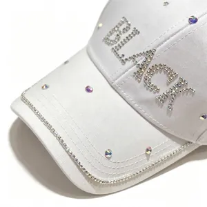 Primo piano di cappellino bianco alla moda con scritta BLACK in strass scintillanti.