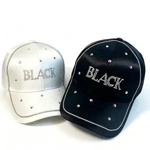 Détail rapproché des lettres en strass BLACK sur les casquettes de baseball en satin