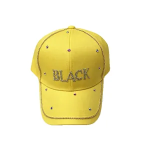 Cappello da baseball giallo di tendenza con scritta BLACK in strass luccicanti