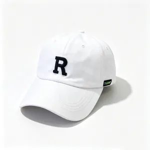 Primer plano de una gorra de béisbol blanca con diseño de letra R bordada en 3D.