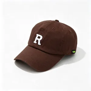 Primer plano de gorra de béisbol marrón con letra R blanca bordada en relieve en frontal