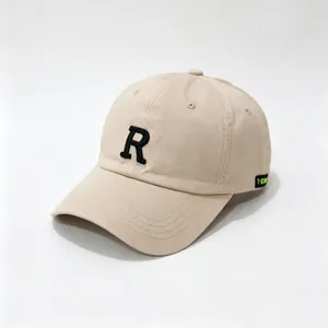 Primer plano de gorra de béisbol beige con logo R bordado en 3D negro de moda