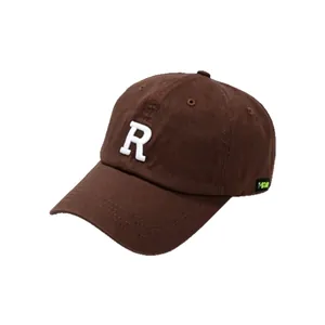 Gorra de béisbol marrón con R bordada en 3D blanca, estilo urbano minimalista