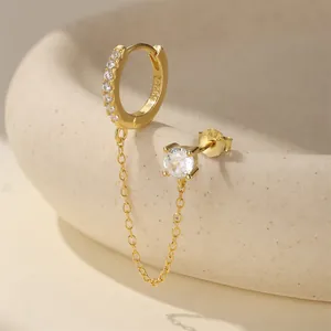 Gedetailleerde close-up van een S925 sterling zilveren gouden kettingoorbel met zirkonia's