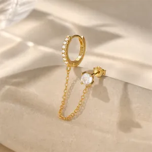 Detail van vergulde S925 zilveren ketting oorbellen met fonkelende zirkonia steentjes.
