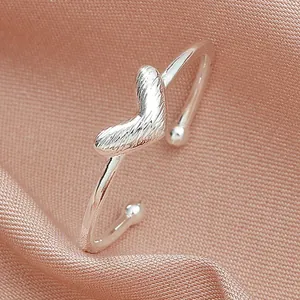 Bague ouverte argentée minimaliste avec design cœur dentelé, taille ajustable