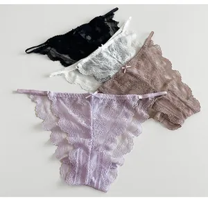Detailaufnahme von vier Spitzenhöschen in Schwarz, Weiß, Lavendel und Braun auf Weiß