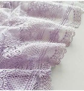Detailansicht der eleganten lavendelfarbenen Blumen-Spitze mit filigranen Wellenkanten