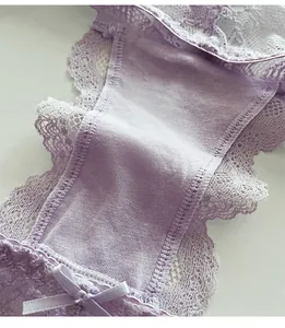 Nahaufnahme violetter Spitzenunterwäsche mit floralem Muster und feiner Textur.