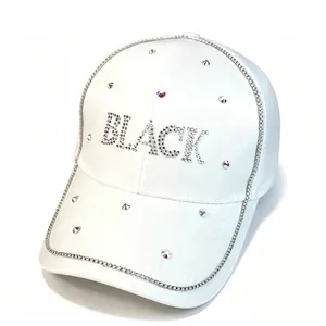 Détail de la casquette de baseball en satin blanc avec lettrage en strass 'BLACK'