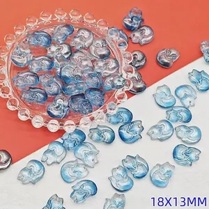 Nahaufnahme von blauen Glasfuchstropfen für DIY-Schmuck, Größe 18x13 mm ca. 1.3g.