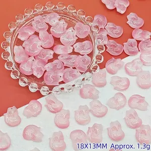 Detaillierte Makroansicht des rosa Glasfuchs-Anhängers für DIY Schmuck, 18x13mm
